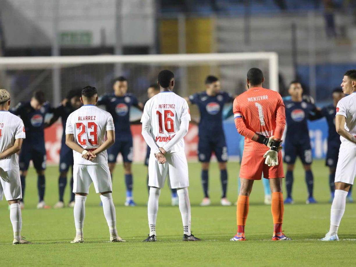 Previo al pitazo inicial, se guardó un minuto de silencio en memoria de Henry Marvin Cabrera, cronista deportivo que falleció este 26 de octubre del 2024.