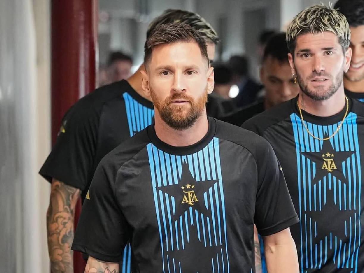 “A sus 37 años, Messi continúa liderando al Inter de Miami y a la selección de Argentina. Sus actuaciones contribuyeron a que su club se llevará la Supporters’ Shield de 2024, el título que la MLS concede al mejor equipo de la liga regular”, argumenta desde la página oficial de la FIFA.