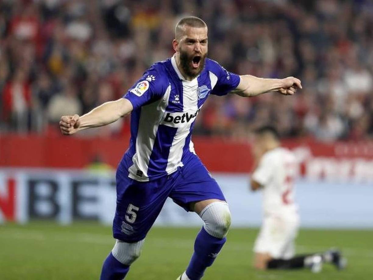 Víctor Laguardia (32 años) - El central español se despidió del Deportivo Alavés siendo el titular del equipo tras siete años en el club. Desde entonces se ha sabido del Sporting de Gijón.