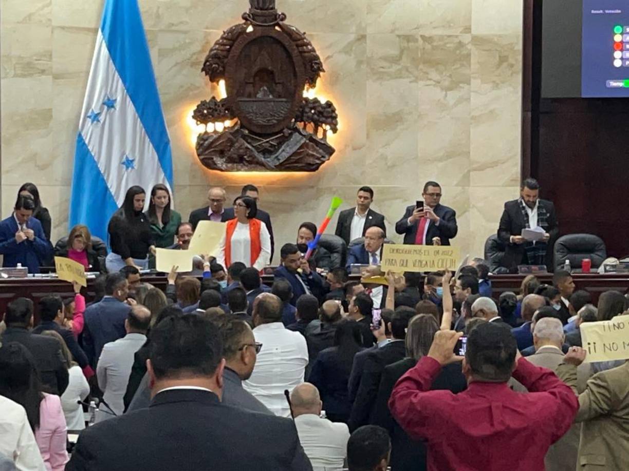 Los diputados del Partido Nacional se quejan de que no les dan la palabra para proponer que se derogue el decreto 04-2022 de la Ley de la Amnistía Política, conocido como pacto de impunidad que benefició a los exfuncionarios del gobierno de Manuel Zelaya.}