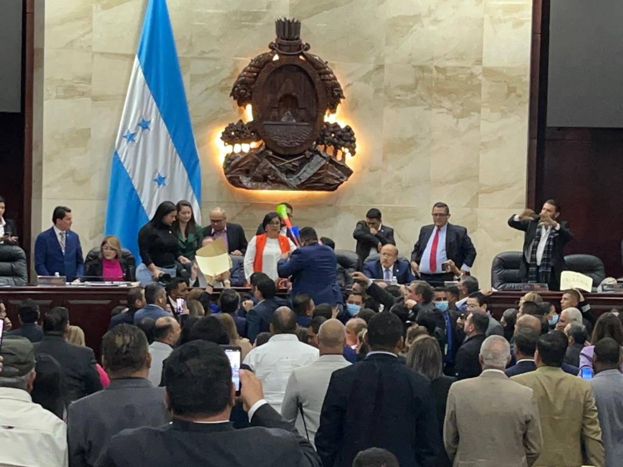 Una mujer guardia de seguridad del Congreso Nacional fue internada de emergencia en IHSS tras recibir golpes en medio del zafarrancho, según Obed López, diputado de Libre.