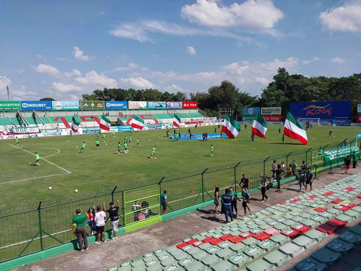 Así lucía el estadio Yankel Rosenthal minutos antes del inicio del partido, cuando realizaban el calentamiento los jugadores de ambos equipos.