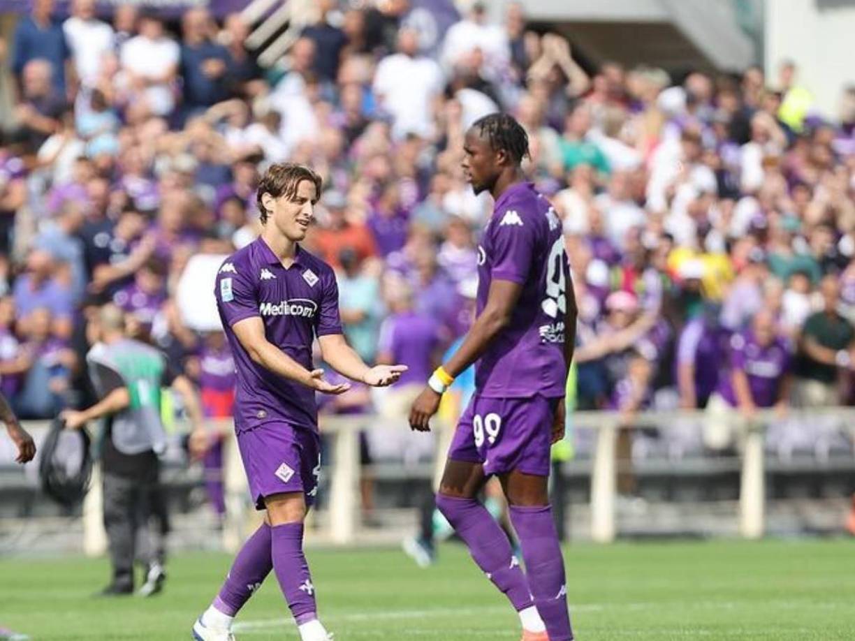 Fueron momentos de mucha tensión en el estadio, incluso con algunos jugadores increpando a parte de las asistencias médicas por no entrar con la ambulancia en el campo. Sin embargo, todos los movimientos de los médicos fueron perfectamente ejecutados según establece su protocolo.