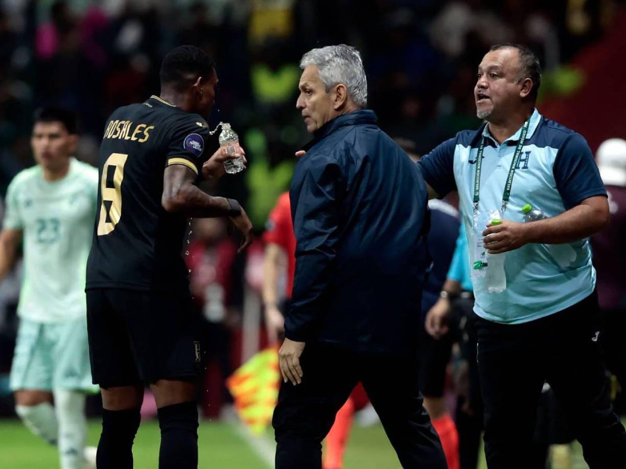 <b>Reinaldo Rueda</b> no ha encontrado la manera de hacer que <b>Honduras </b>pueda jugar bien de visita. En sus dos últimas visitas a México, la Bicolor no tuvo ideas y menos ahorita en Toluca, donde la Bicolor se llevó un baile y fue goleada.