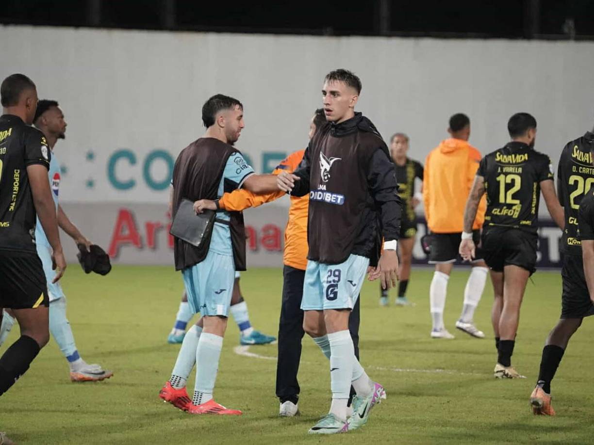 Los hermanos Auzmendi, Agustín y Rodrigo, celebraron la victoria contra el Real España.
