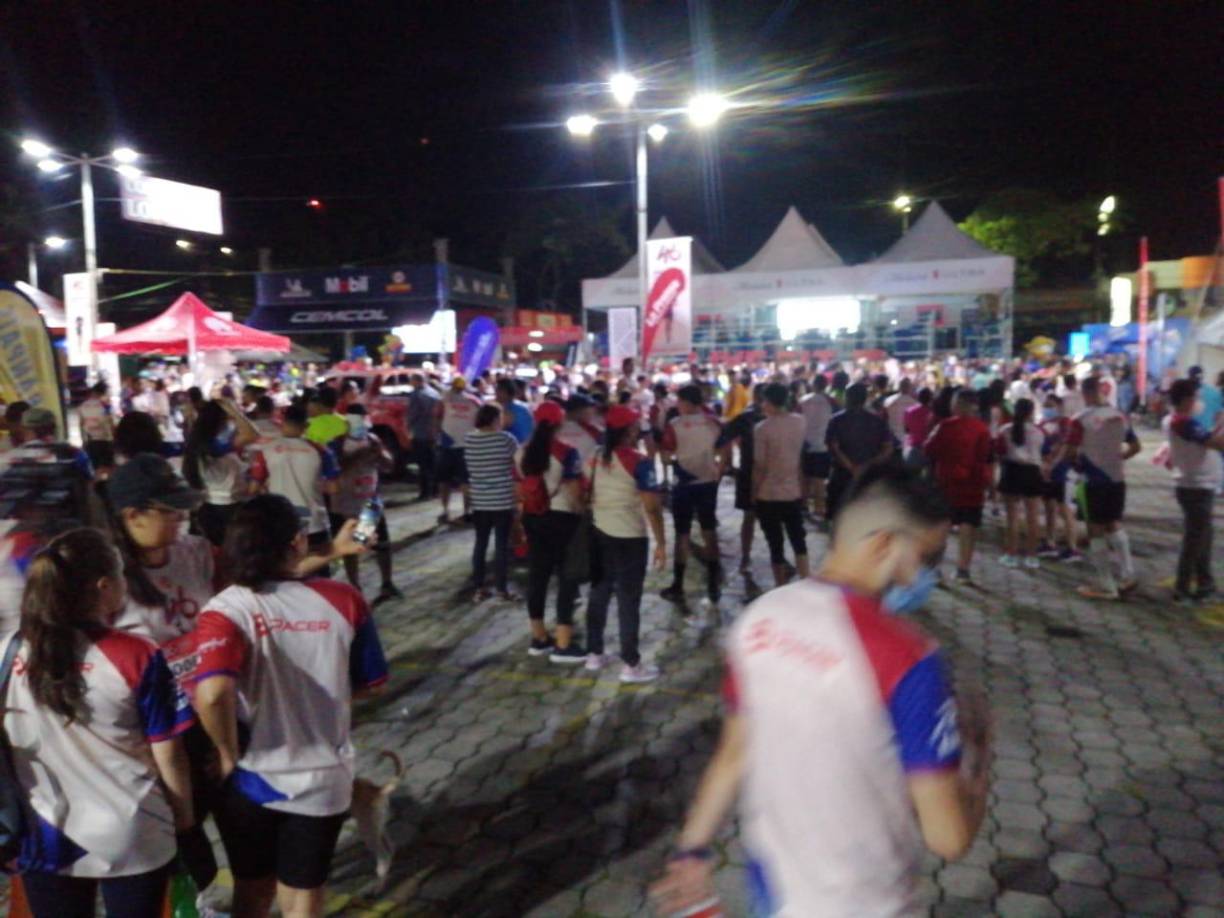 Milles llegaron lucieron la camiseta distintiva de la Maratón de La Prensa. 