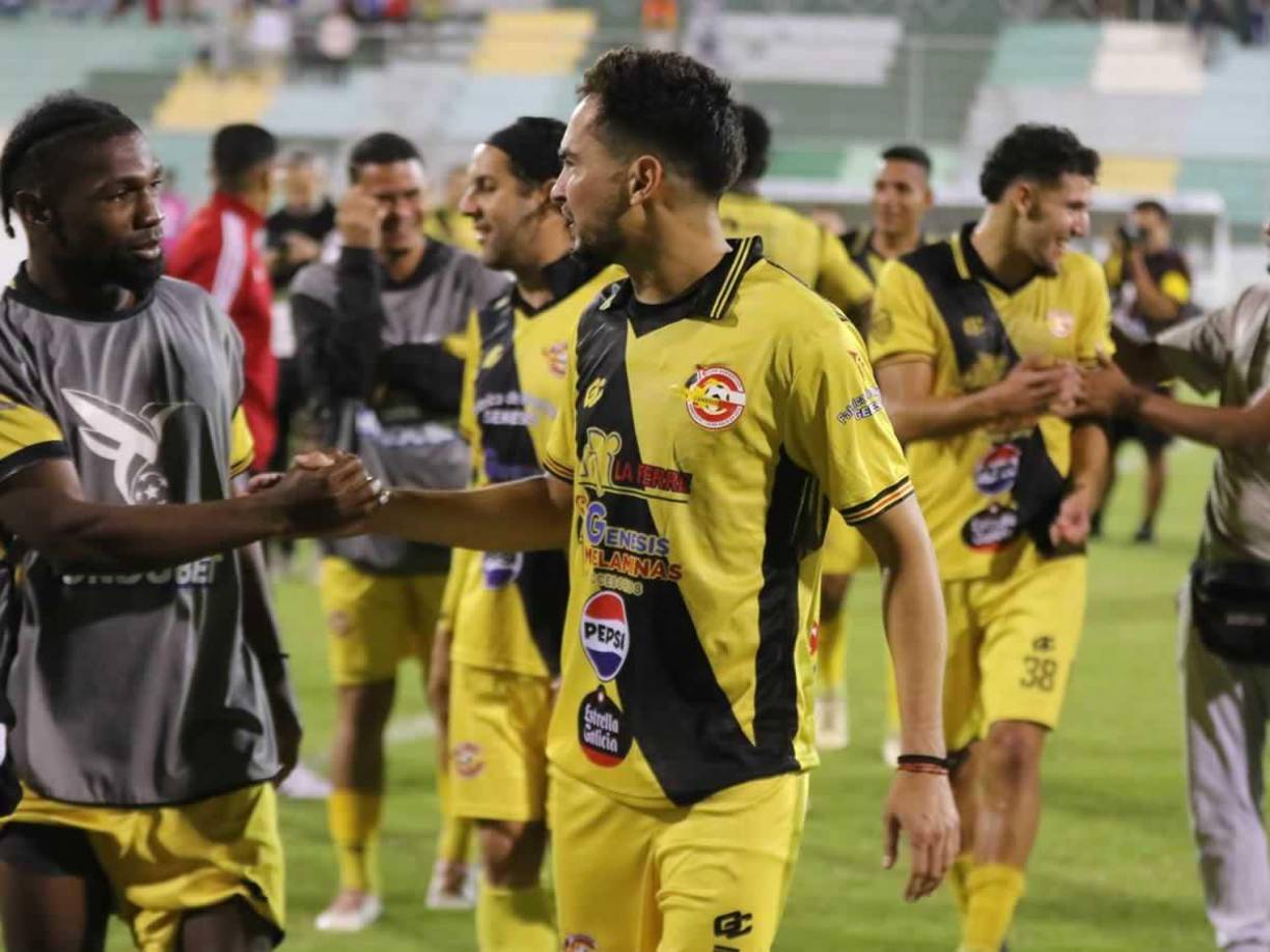 Marcelo Canales y Marlon Ramírez festejan el empate que rescató el Génesis contra el Real España.