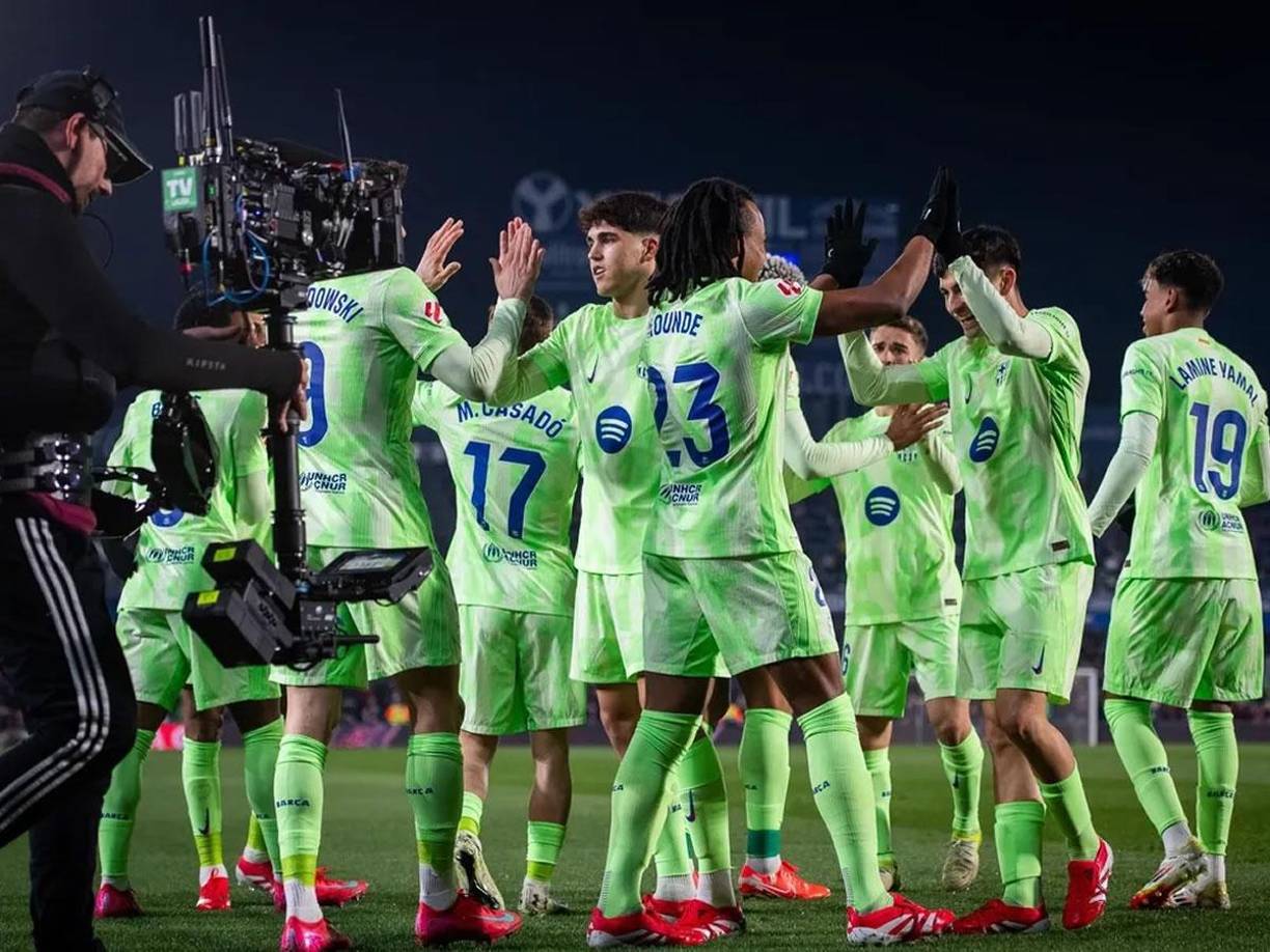 La celebración de los jugadores del Barcelona tras el gol de Jules Koundé.