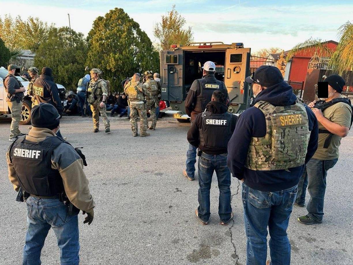 Su promesa de hacer deportaciones masivas en cuanto pusiera un pie en la Casa Blanca de nuevo quedó plasmada en los primeros decretos que firmó, así como la de cerrar la frontera con México.