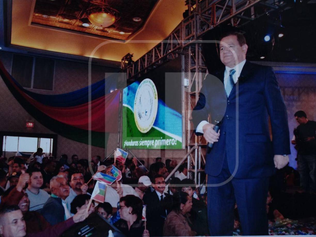 Cursó sus estudios primarios en la escuela Luis Landa y parte de su educación secundaria en el instituto Genaro Muñoz Hernández. 