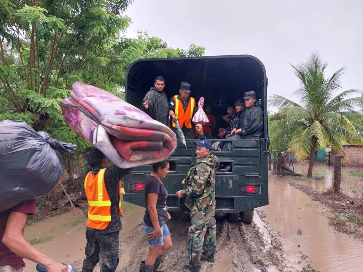 La calle será el hogar muchos esta noche: Dramáticas evacuaciones por lluvias en Honduras