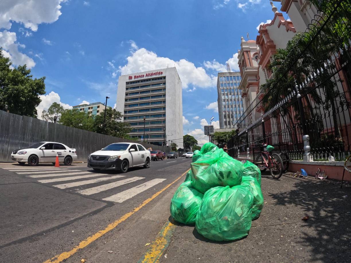 La basura es otro tópico de las calles y avenidas sampedranas. El difícil acceso a las estrechas vías también dificulta el paso del tren de aseo diario. También, los ciudadanos no buscan depositarla en los sitios recomendados. 