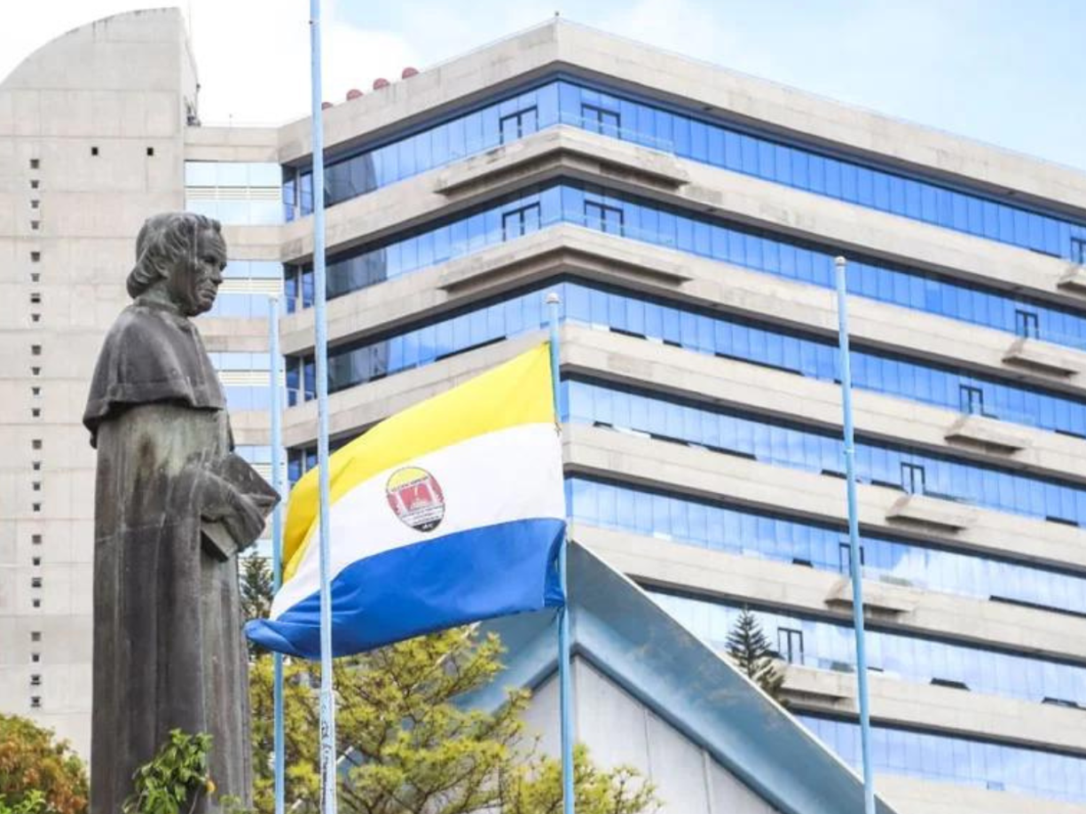 Para los <b>centroamericanos</b> por el título de grado asociado es de 900 lempiras, 1,300 por licenciatura, 1,600 por una maestría o especialidad y 1,700 por un doctorado.