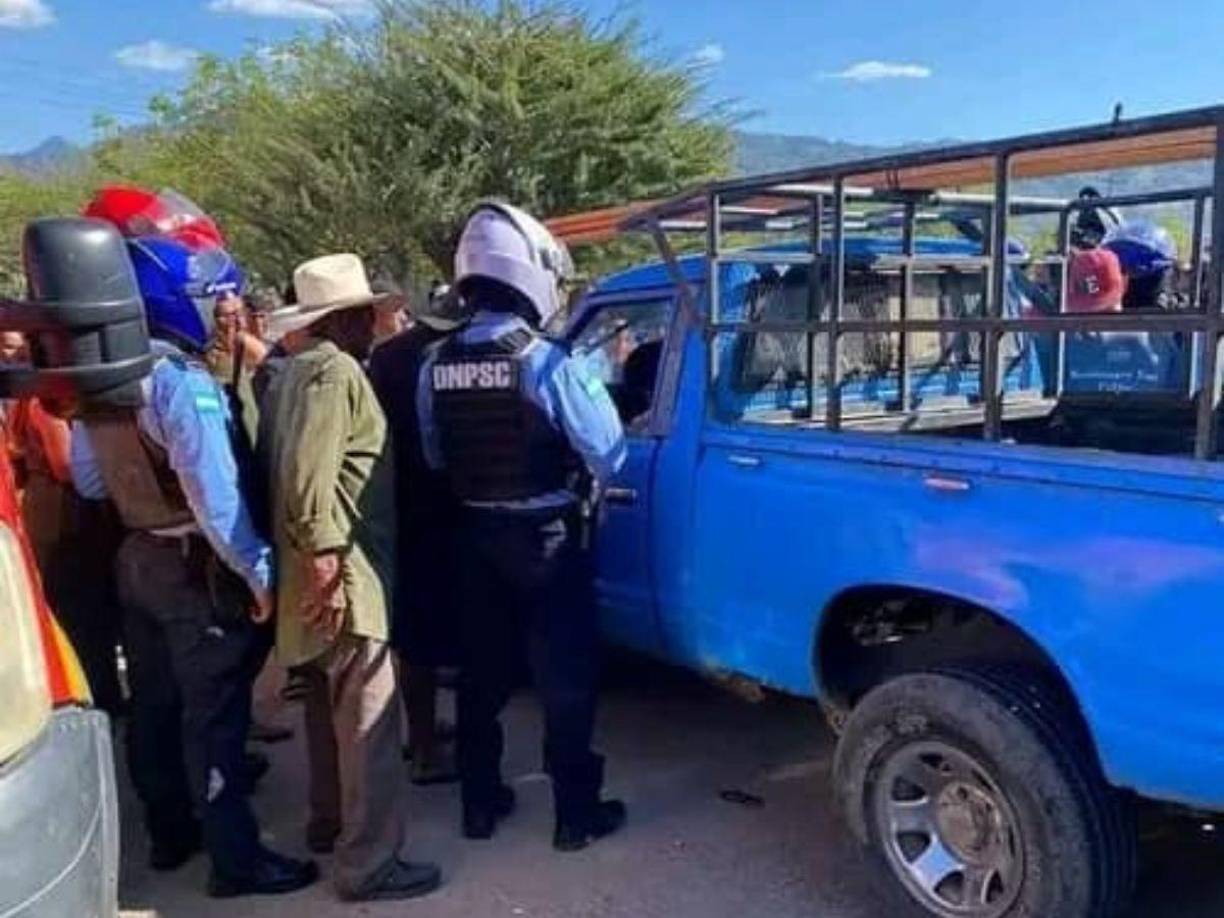 Los ahora occisos fueron atacados a balazos por dos sujetos armados abordo de una motocicleta, cuando ambos se conducían en un vehículo Nissan, color azul con placa HCR 3307.