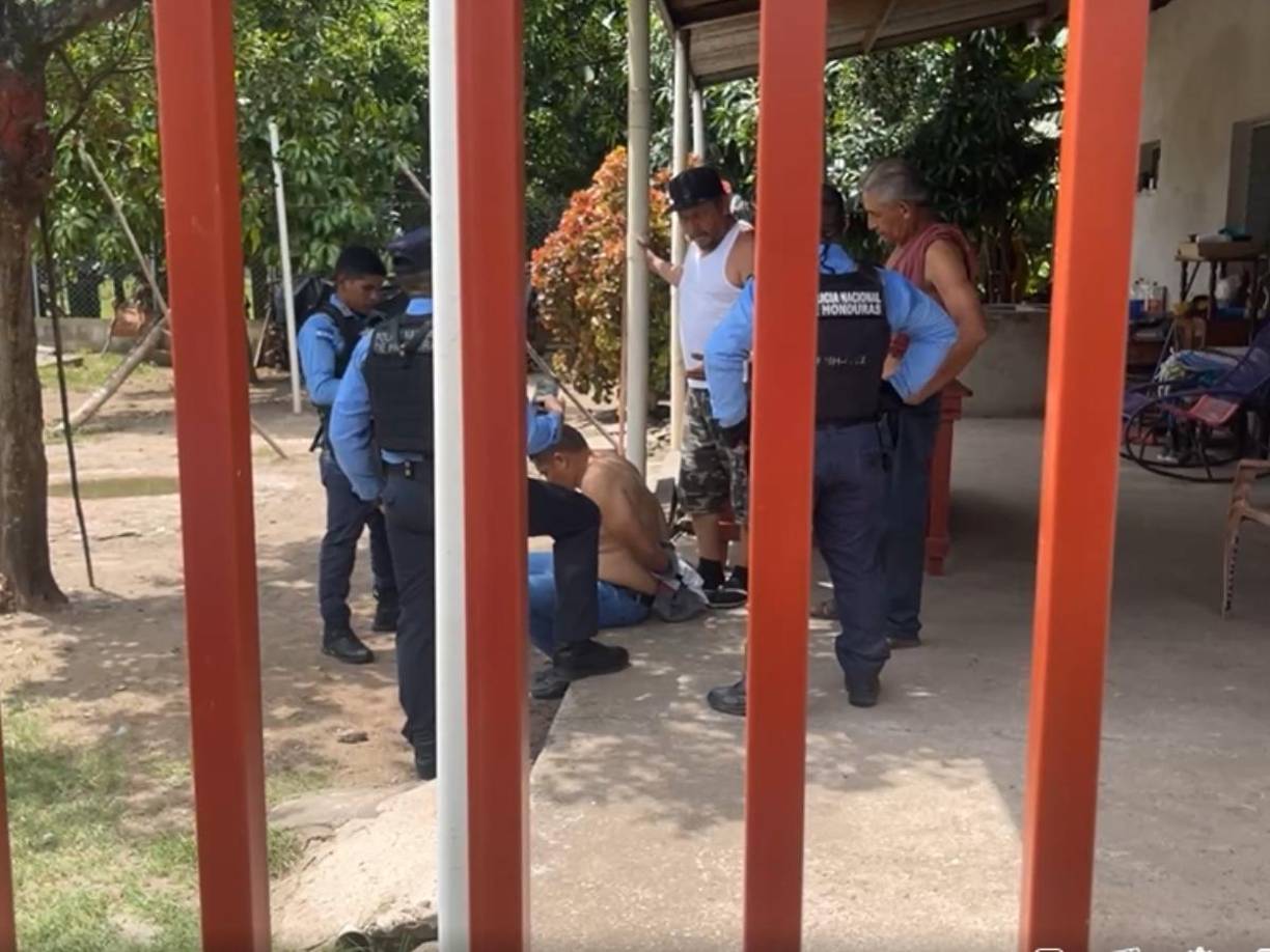 El detenido no opuso resistencia, aunque en un principio una mujer alegaba que no podían estar ahí ya que era propiedad privada.