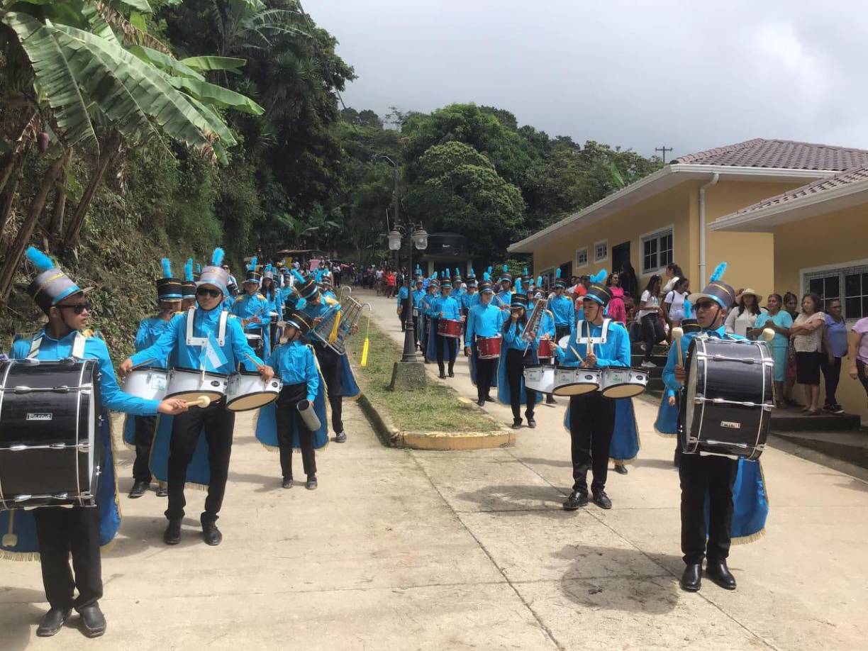 Los desfiles patrios en conmemoración de los 203 años de independencia de Honduras se llenaron de color, alegría y mucho fervor cívico.