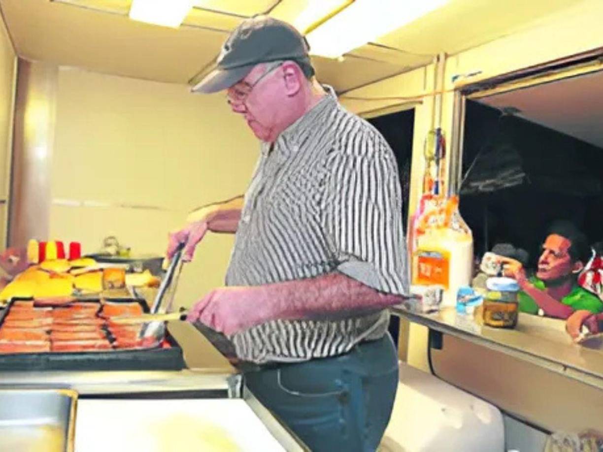 En el 2017, desarrolló un proyecto que llegó para quedarse en los estadios de San Pedro Sula: Los choripanes. En cada partido de Selección o de la Liga Nacional en los estadios sampedranos Olímpico y Morazán, llegaba a vender choripanes en un carrito que trajo de Estados Unidos. 