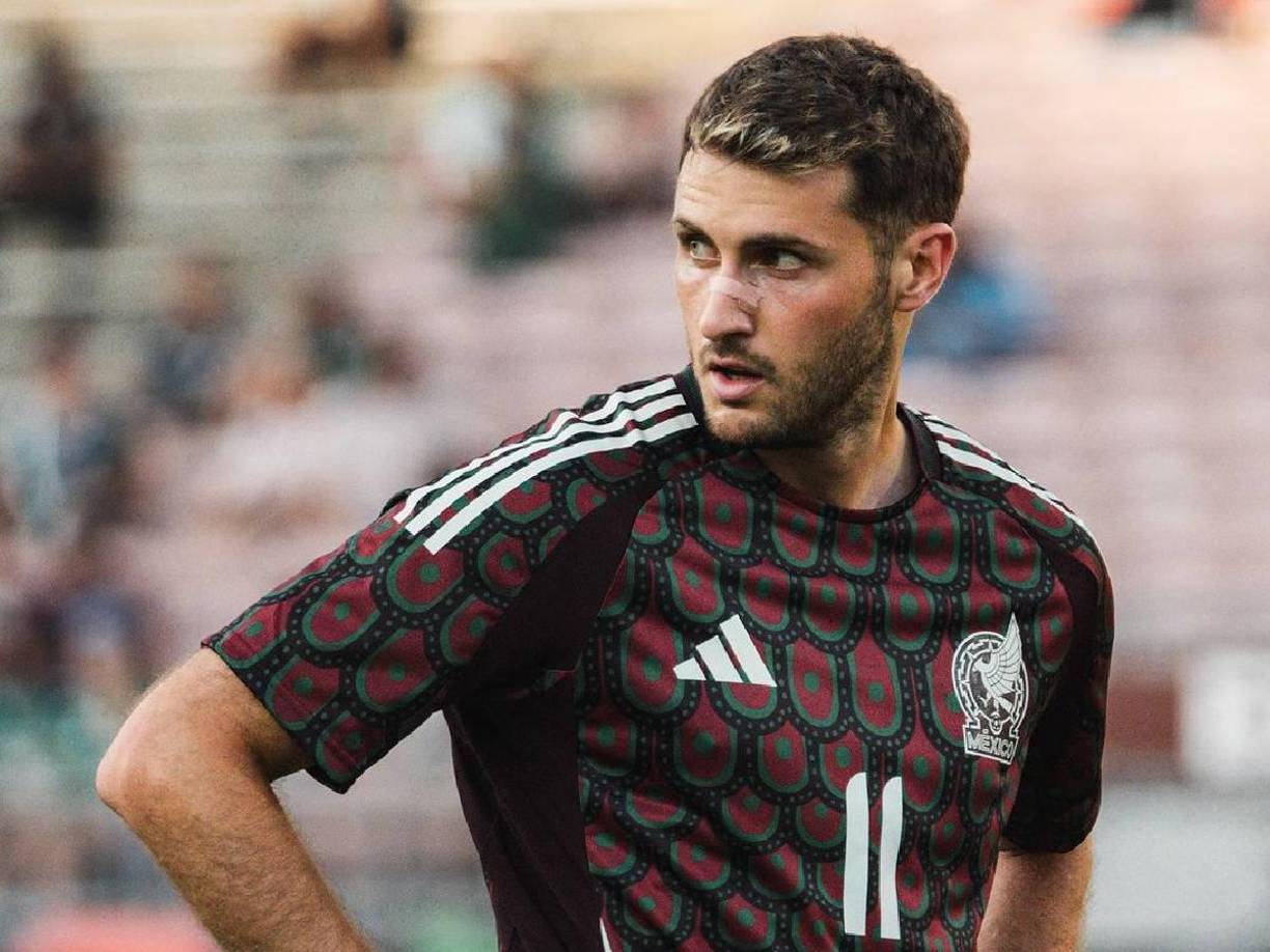 Santiago Giménez, delantero del Feyenoord de Países Bajos, es baja oficial debido a una lesión que lo tiene marginado por dos meses más.