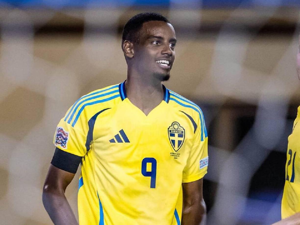 The Sun insiste en que el Barcelona tiene en su lista de objetivos al delantero sueco de 25 años, Alexander Isak.