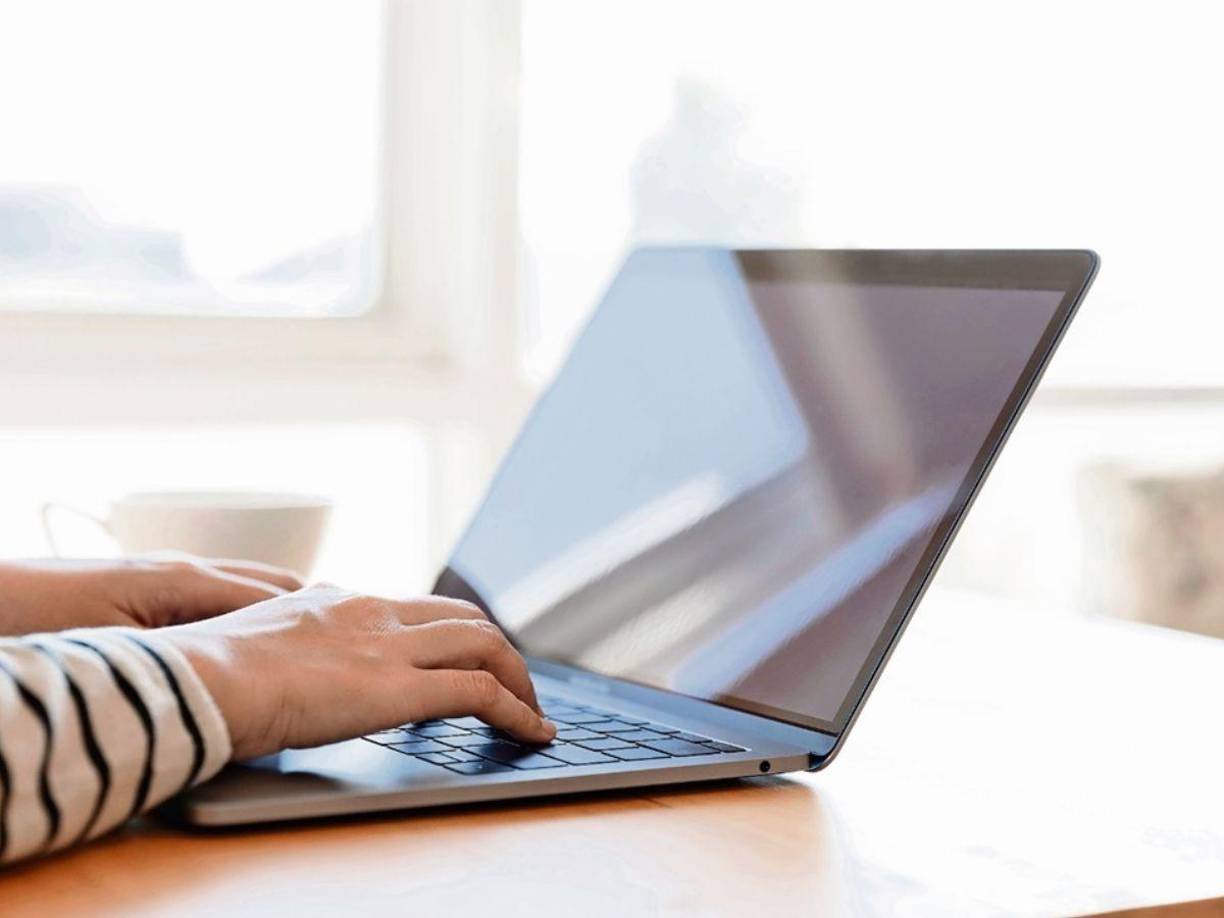 Al completar estos campos, tiene que registrar su nombre completo o, si desea una denuncia anónima, dejando solamente su correo y número telefónico. 