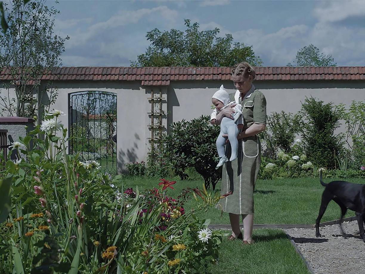 9. The Zone of Interest, película de guerra, basada en hechos reales. La película alemana ambientada durante la Segunda Guerra Mundial muestra, entre otros, los horrores vividos en los campos de concentración, así como la exploración de las llamadas “Áreas de Interés”, es decir, las zonas alrededor del campo de Auschwitz, donde la vida continuaba con normalidad y muchos la gente realizaba sus tareas diarias como si nada hubiera pasado. Disponible en JustWatch y PlayPilot