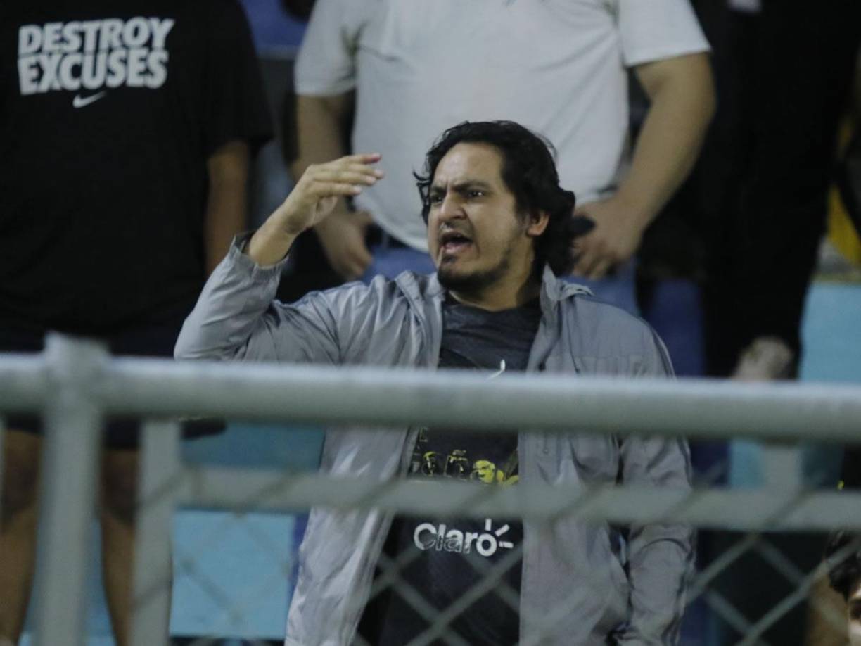 Aficionados de Real España le gritaron de todo a sus jugadores por la derrota 0-2 ante Motagua en el estadio Morazán.