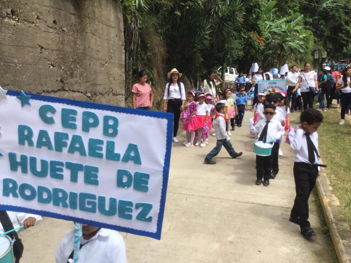 Los pequeños estudiantes también fueron partícipes de los defiles de los diferentes centros educativos que pertenecen a la red Broquel.