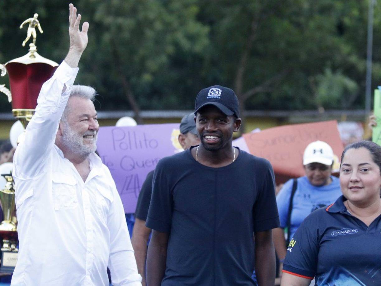 El alcalde de San Pedro Sula, Roberto Contrera, fue parte de la actividad e invitó al exjugador hondureño Boniek García.
