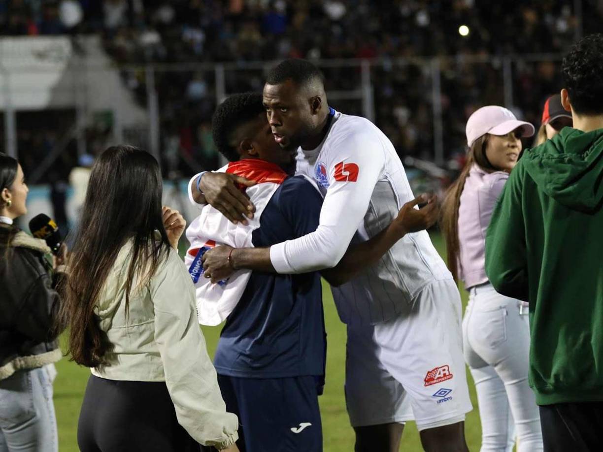 Yustin Arboleda felicitando al panameño Jorge Serrano por ganar el título.