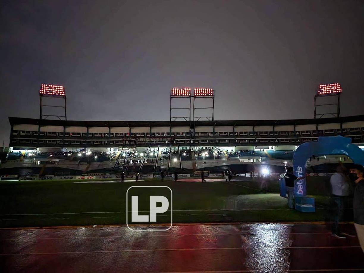 El apagón del Olímpico. Todo el estadio quedó a oscuras debido a un fallo en el sistema eléctrico. El partido sufrió un atrasó de una hora y media.