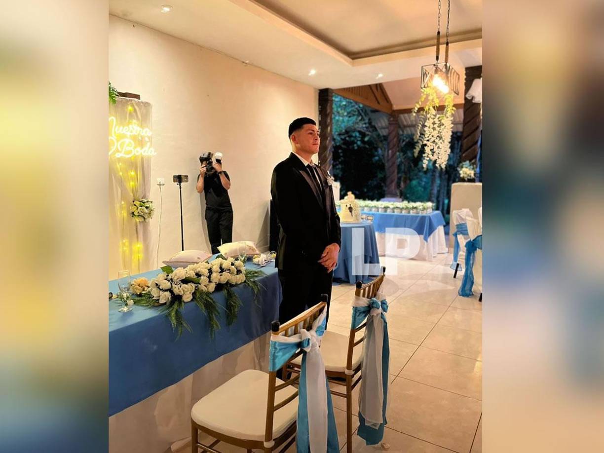 Vestido con un traje negro con camisa blanca y corbata negra, el ‘Chelito’ Martínez esperó pacientemente la entrada de su ahora esposa.