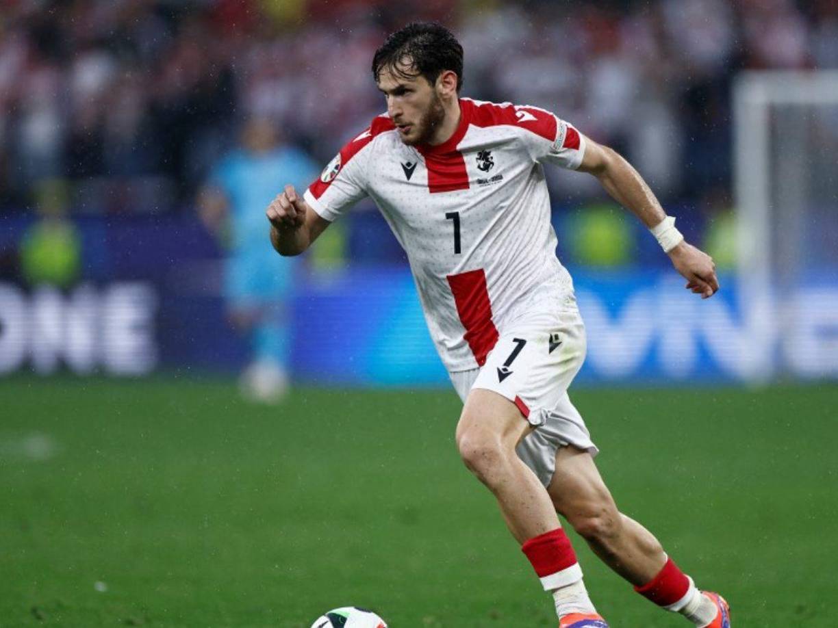 El PSG de Luis Enrique pretende seguir siendo uno de los agitadores de este mercado de fichajes y, por ello, uno de sus objetivos es el crack del Nápoles, Kvaratskhelia, al cual ya le han puesto precio desde la ciudad del sur de Italia: 120 millones de euros.