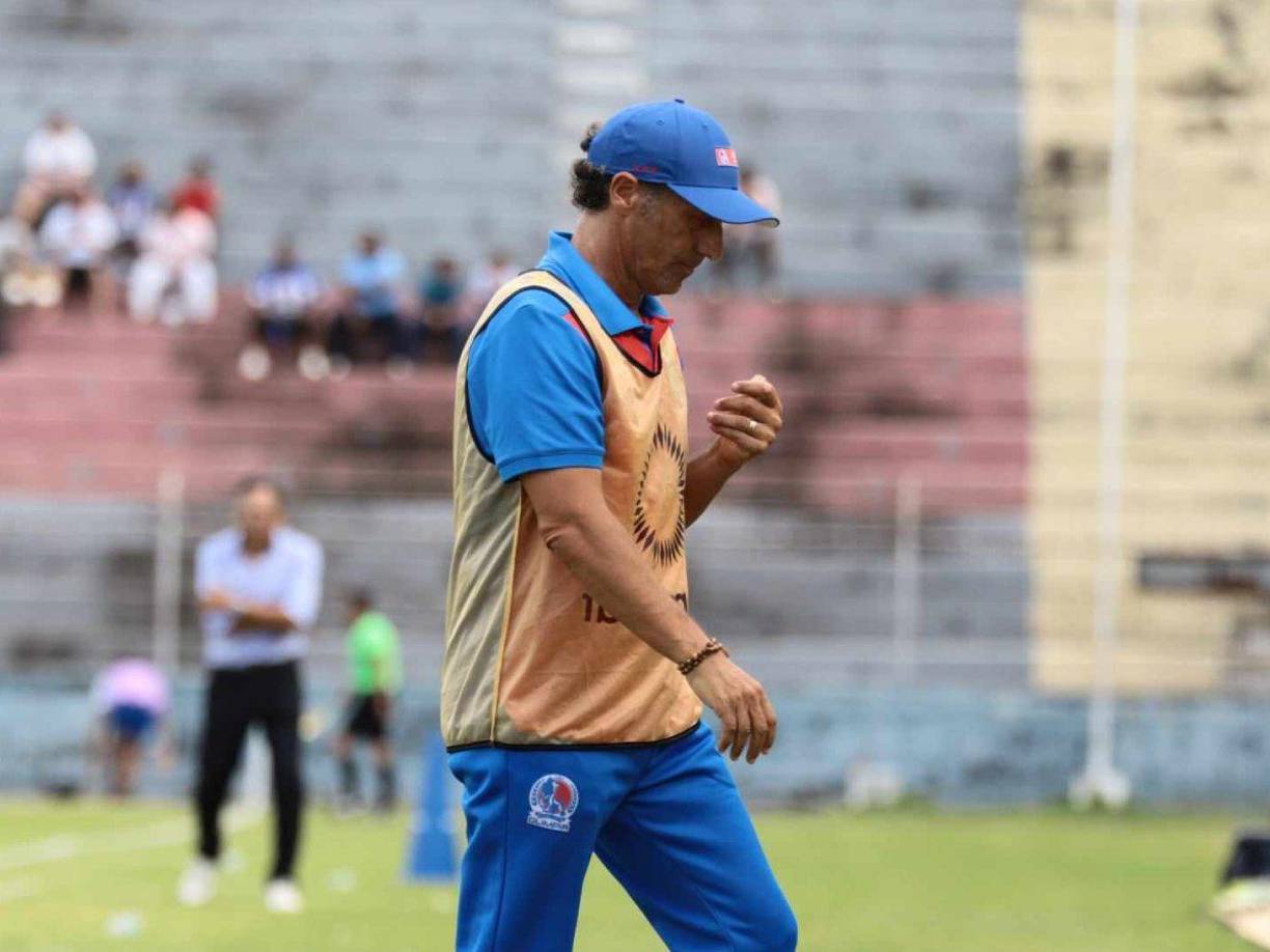 Pedro Troglio y su Olimpia tuvieron una tarde para el olvido en la ciudad de La Ceiba. El DT fue expulsado al perder literalmente la cabeza.