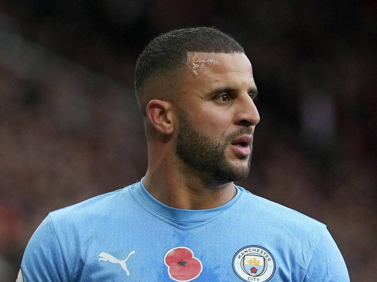 A partir de eso, su mujer decidió cortar el vínculo y el defensor del Manchester City se quedó sin hogar. 