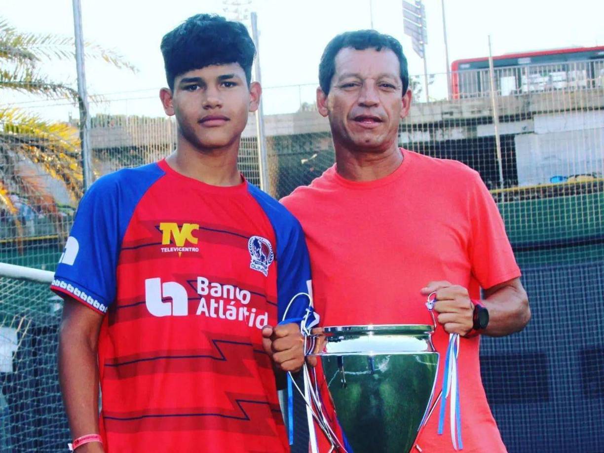 Richard Martínez, a su corta edad, empezó a brillar mucho más. Su talento lo llevó a España, donde Olimpia se coronó campeón de la Copa Donosti en la categoría Sub-15 en julio de 2022. El catracho reforzó el equipo de Óscar Salgado, porque el ariete ya se había mudado a España en 2019.