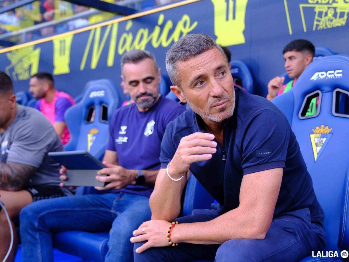 Óscar Cano ha dejado de ser el entrenador del primer equipo del Tenerife luego de que solamente cuenta con un punto tras cinco jornadas en la segunda división del fútbol de España.