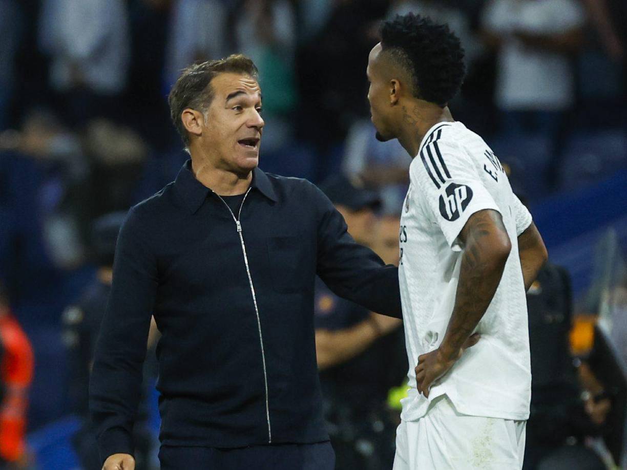 El DT del Alavés también discutió con el defensor Militao. 