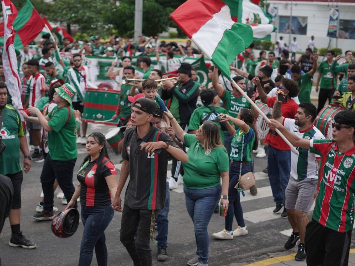 La barra del Marathón realizó una caminata y puso el ambiente en los alrededores del estadio Morazán. 
