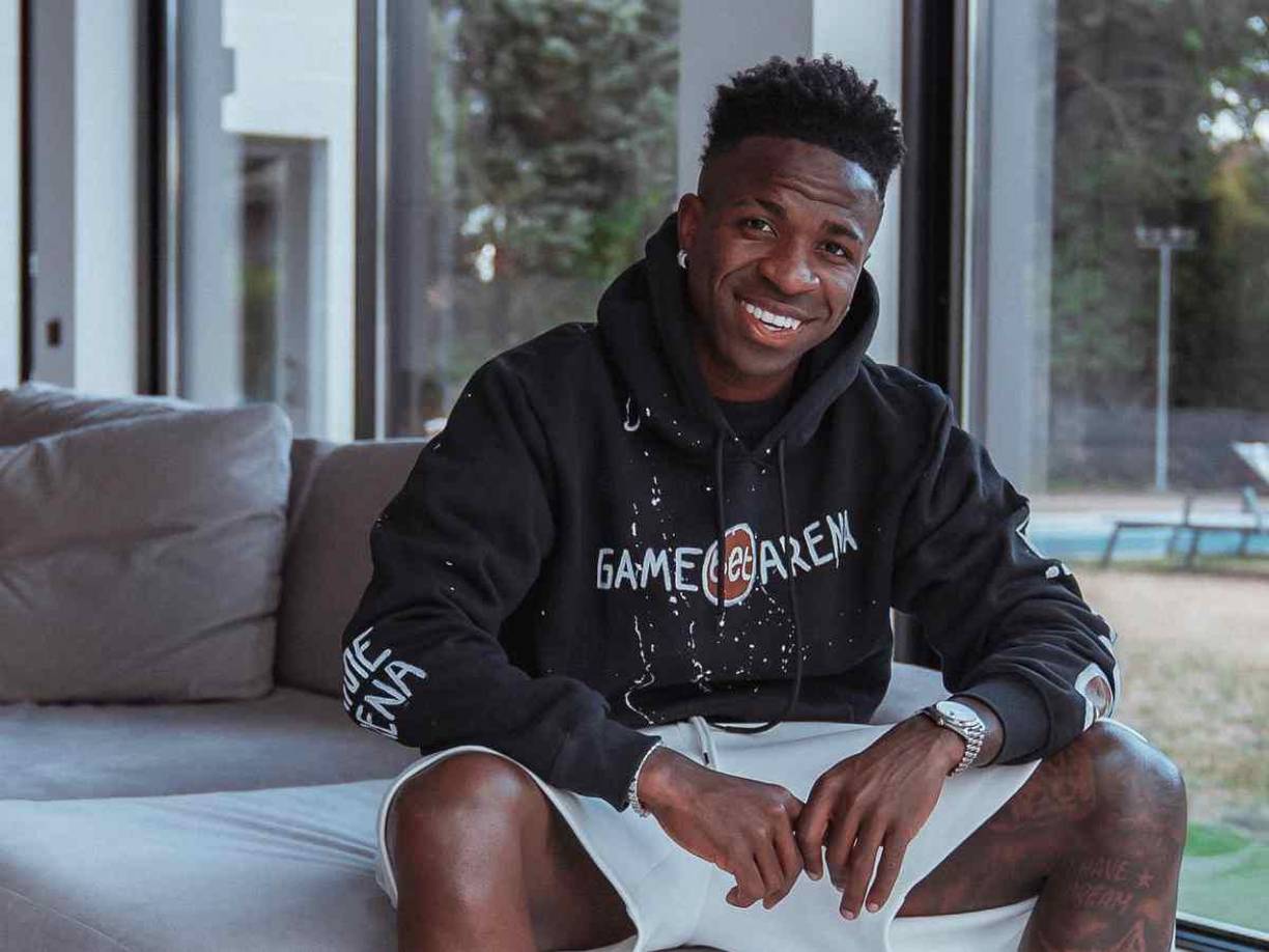 Por el momento, Vini parece estar bastante comprometido con su actual equipo y, tras el mensaje que publicó en sus redes sociales después de perder el Balón de Oro, todo indica que el futbolista está más motivado que nunca. “Lo haré 10 veces si es necesario. No están preparados”, escribió el jugador en su cuenta de X.