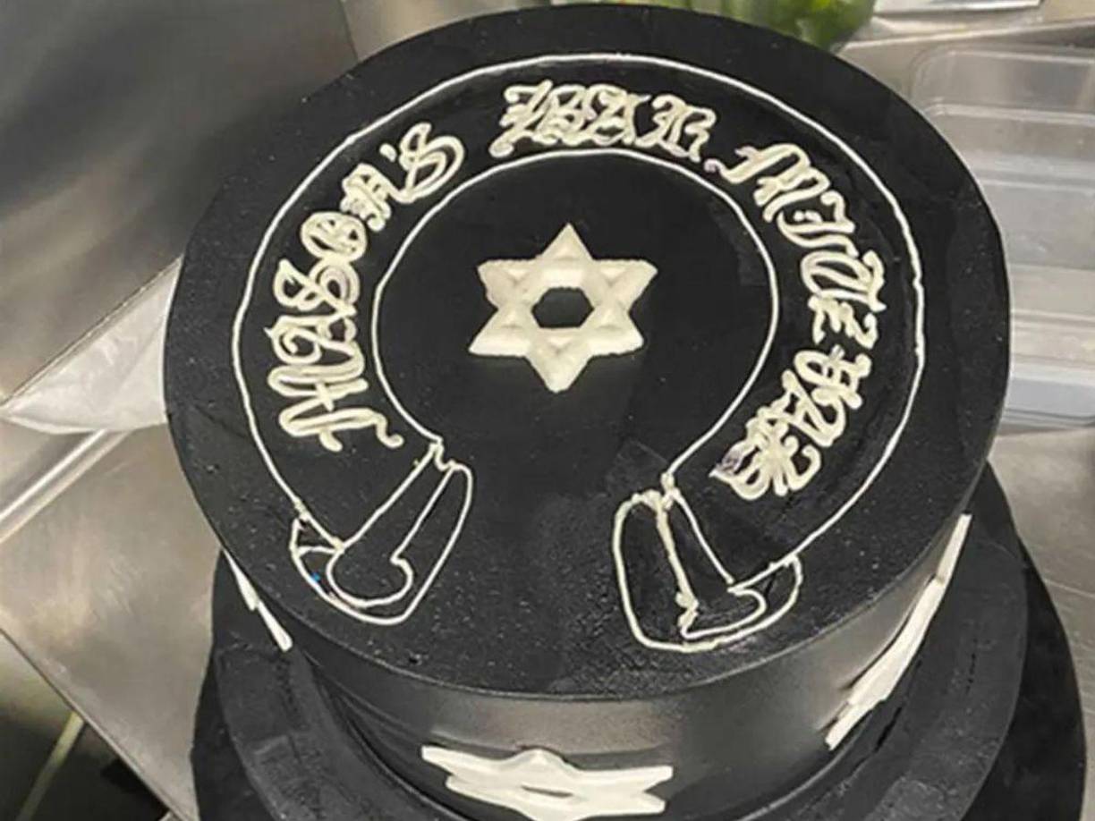 El pastel era gigante de color negro con dos niveles decorado con símbolos de la Estrella de David.