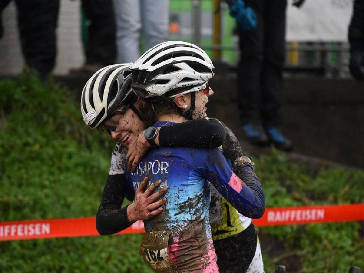 “La UCI y el Comité Organizador de los Campeonatos del Mundo de Ruta y Paraciclismo de Ruta UCI 2024 ofrecen su más sentido pésame a la familia, los amigos y la Federación Suiza de Ciclismo de Muriel Furrer”.