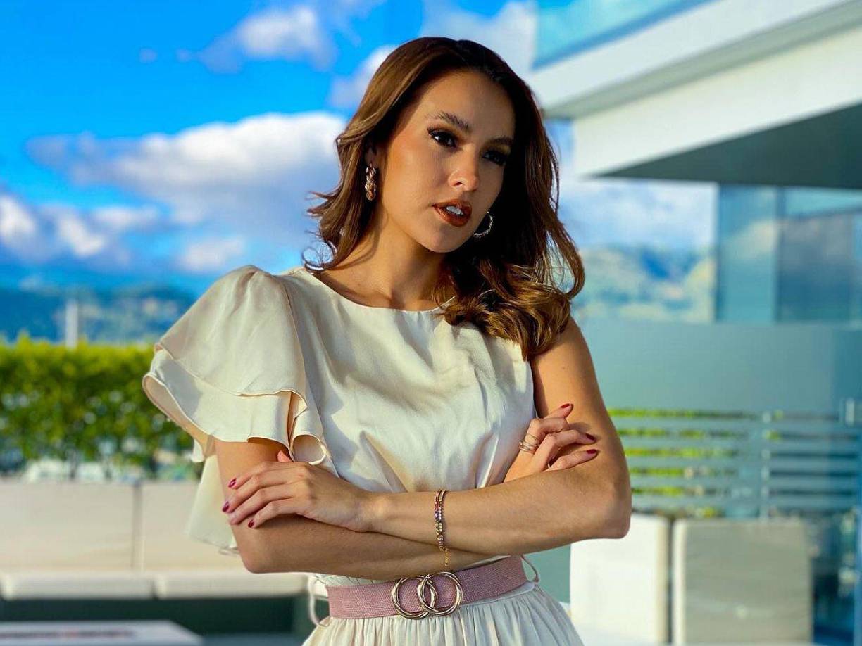 Sinea es una talentosa y bella periodista deportiva de Honduras. La chica sorprendió al informar su salida del territorio hondureño.