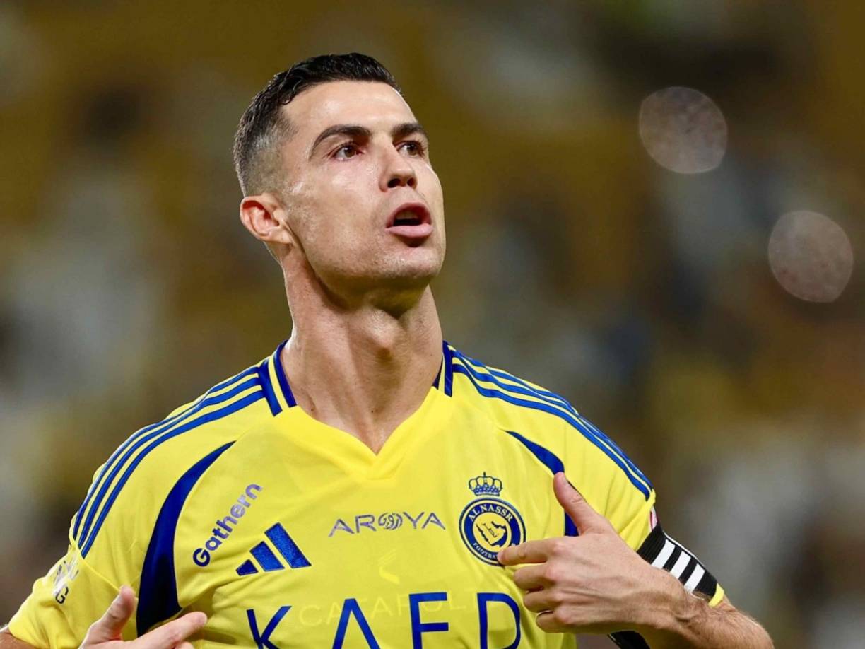 Bombazo. Existe la posibilidad de que Cristiano Ronaldo deje el Al Nassr y se vaya al máximo rival, el Al Hilal de Arabia Saudita. El salario no sería problema, ya que Al Hilal se lo igualaría, 263 millones de euros, es lo que gana el portugués en Al Nassr. Se habla ya de una oferta sobre la mesa.