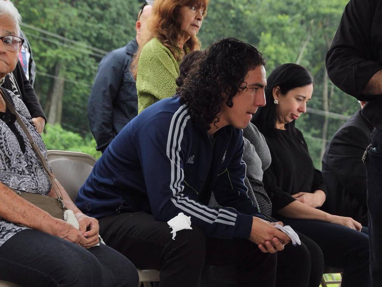 “Nació en la ciudad de Montevideo, amó al club Central Español. Tuve la fortuna de jugar con él, me dirigió en Parrillas One. Fue mí ídolo, un gran padre y que siempre me inculcó todo, ahora Que Descanse En Paz”, resaltó el joven.