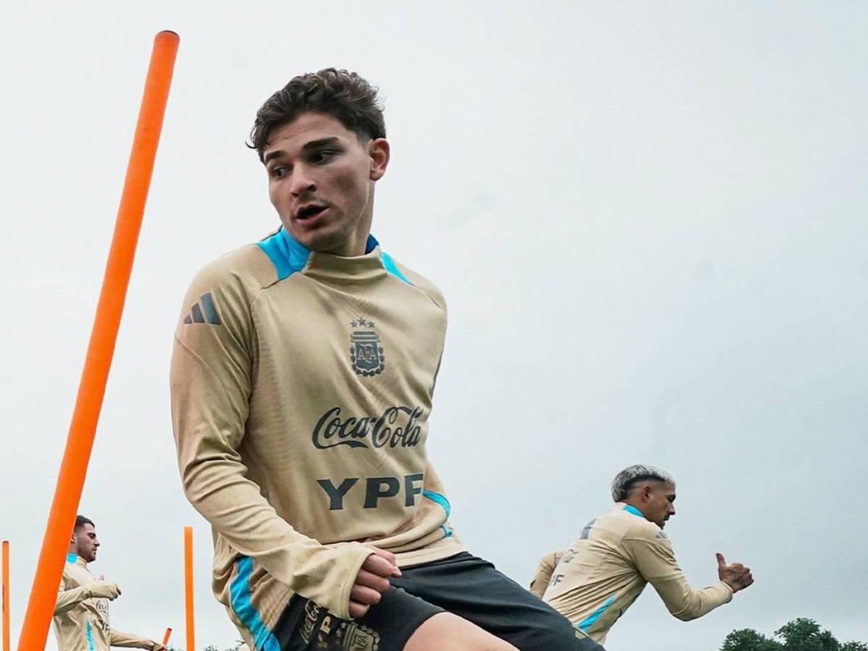Julián Álvarez disputó la última doble fecha FIFA del 2024 con Argentina en los partidos contra Paraguay y Perú de las eliminatorias sudamericanas. La ‘Araña’ ya se regresó al Atlético de Madrid para continuar una temporada en la que todavía se adapta como rojiblanco.