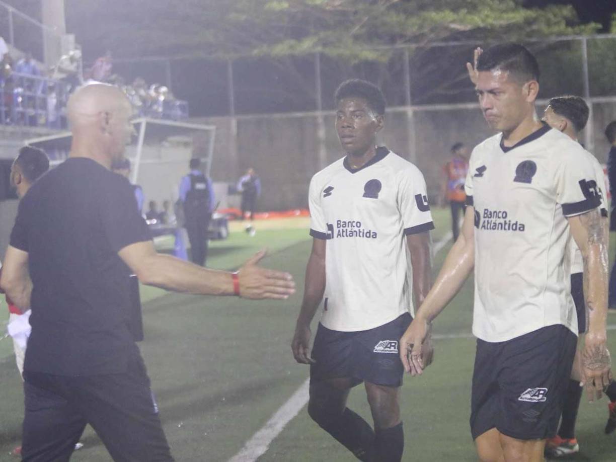 Eduardo Espinel saludando a Dereck Moncada y Jonathan Paz al final del partido.