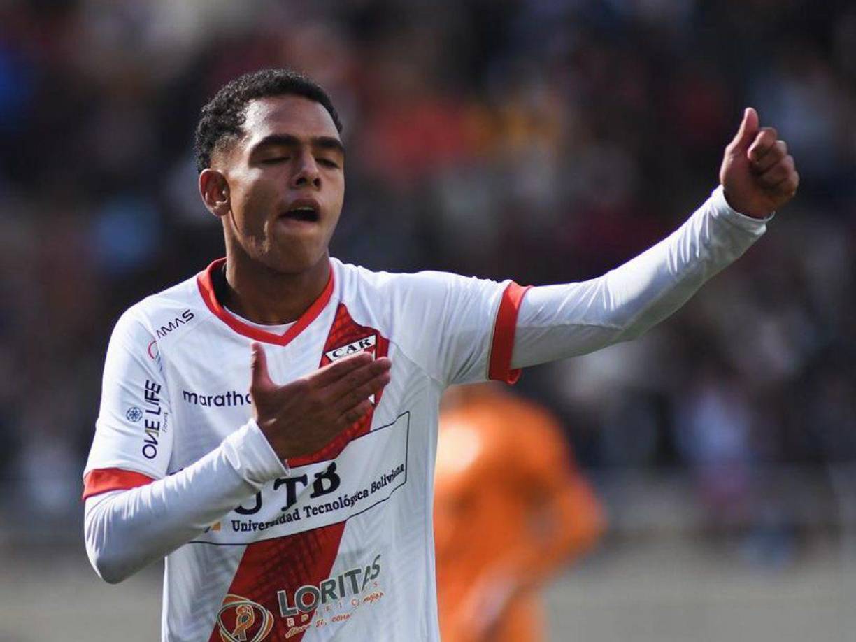 El chico cuenta con apenas 16 años de edad y forma parte del <b>Always Ready de la primera división del fútbol de Bolivia.</b>