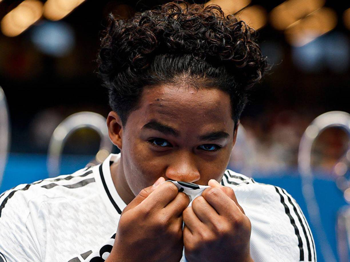 Enrick besó el escudo del Real Madrid.