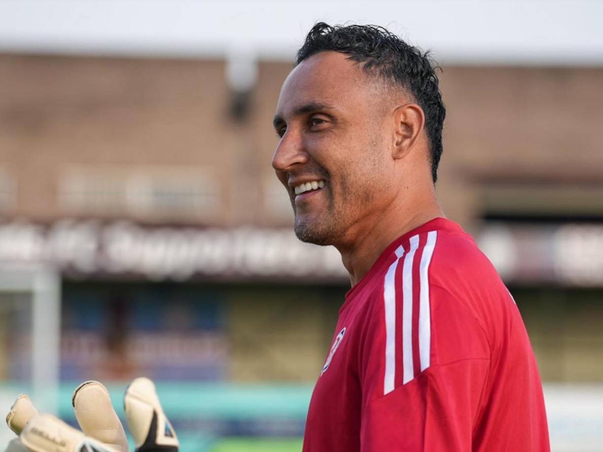 Según información de Mundo Deportivo, el guardameta costarricense de 37 años está abierto a escuchar al club blaugrana, con toda la intención de llegar a un arreglo porque lo único que quiere es jugar.