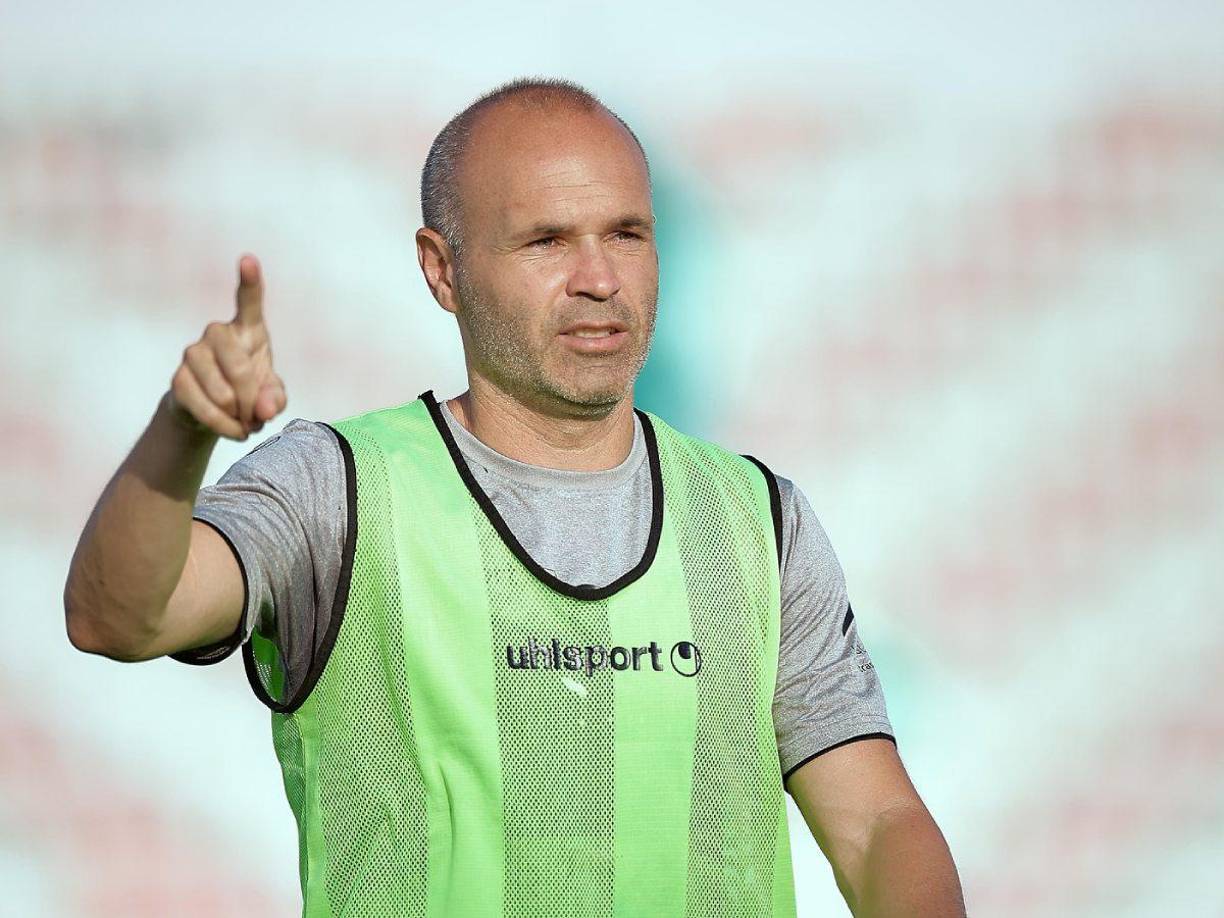 Su último equipo fue el Emirates Club de los Emiratos Árabes Unidos, pero el veterano futbolista sufrió el primer descenso de su carrera tras bajar a Segunda División.